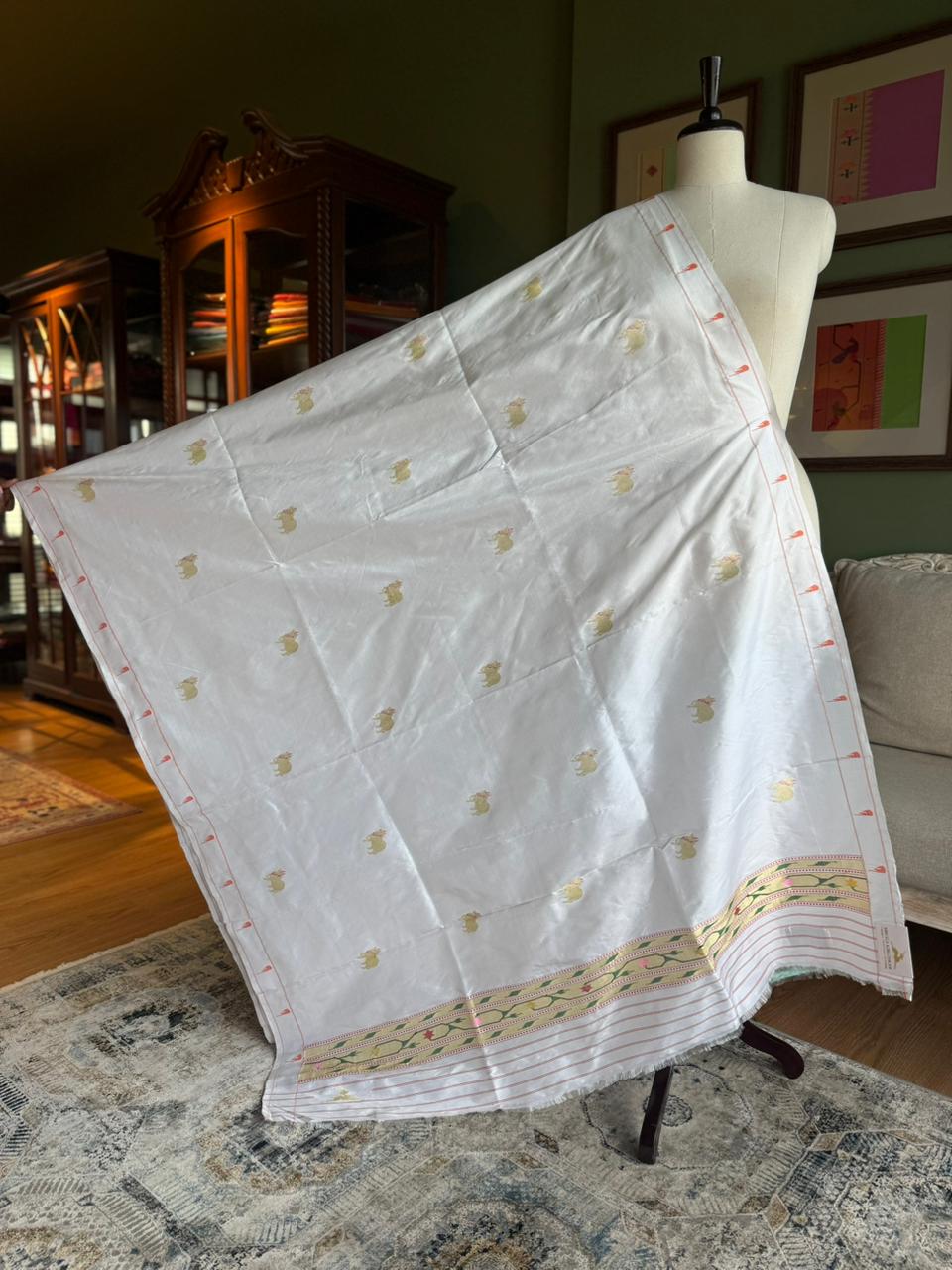 Ivory Dupatta with Pichwai Butti & Vintage Pallu